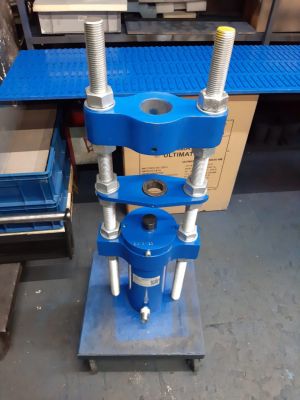 ARTAZ гидравлический выпрессовщик пальцев траковых цепей ВПТ70, 70 т, ход 250 мм, 5 пуансонов