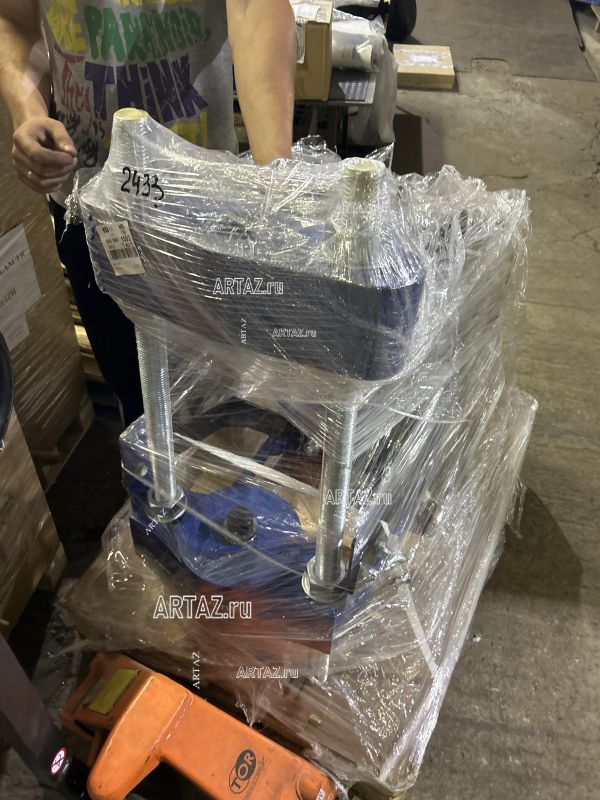 ARTAZ пневмогидравлический выпрессовщик шкворней для грузовиков ВШ70-300М, 77 т, на тележке, рабочая зона 420×300 мм