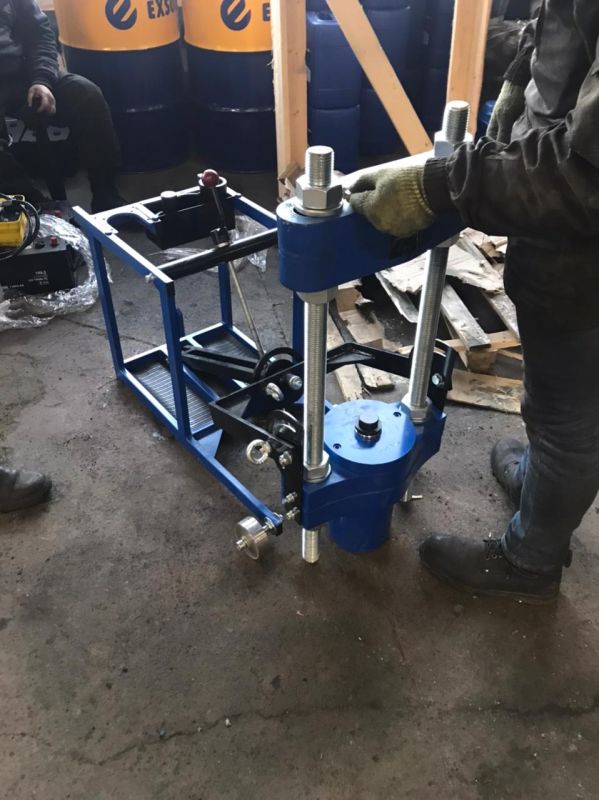 Выпрессовщик шкворней с пневмогидравлическим насосом и тележкой ВШ95-300 (ВШ95-300М)