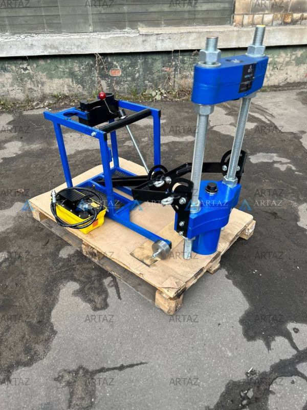 ARTAZ пневмогидравлический выпрессовщик шкворней 100 т на тележке, рабочая зона 420×300, ВШ95-300М