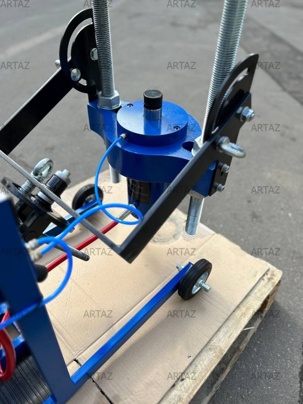 Выпрессовщик шкворней с встроенным ручным насосом и тележкой ВШ95-300 (ВШ95-300М)