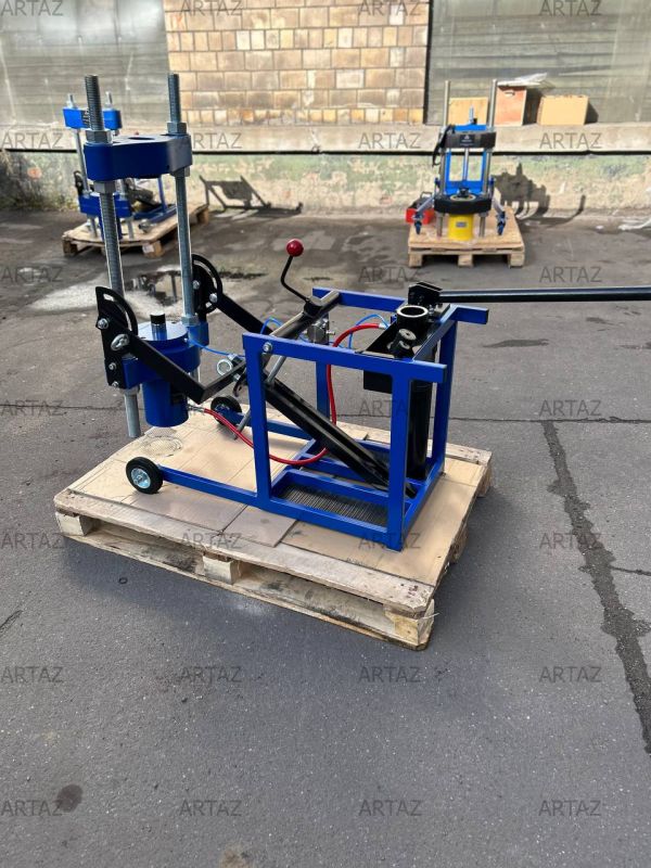 Выпрессовщик шкворней с встроенным ручным насосом и тележкой ВШ70-400 (ВШ70-400М)
