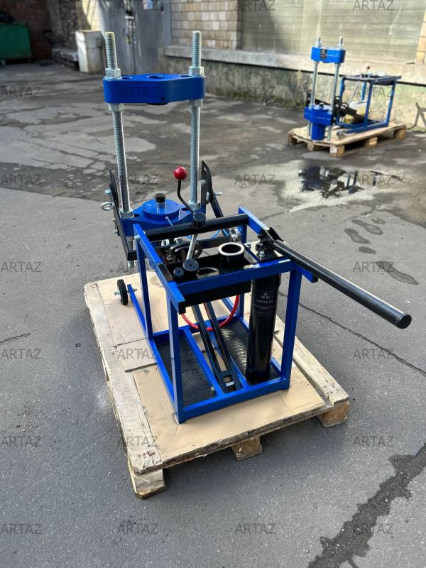 Выпрессовщик шкворней с встроенным ручным насосом и тележкой ВШ95-300 (ВШ95-300М)
