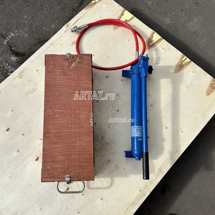 ARTAZ гидравлический выпрессовщик сайлентблоков 16 т ВСГ16-Рг с ручным насосом, ход 60 мм, в кейсе