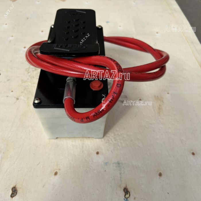 ARTAZ Пневмогидравлический ножной насос ПГН-2.700, 2,7 л, для гидравлических систем