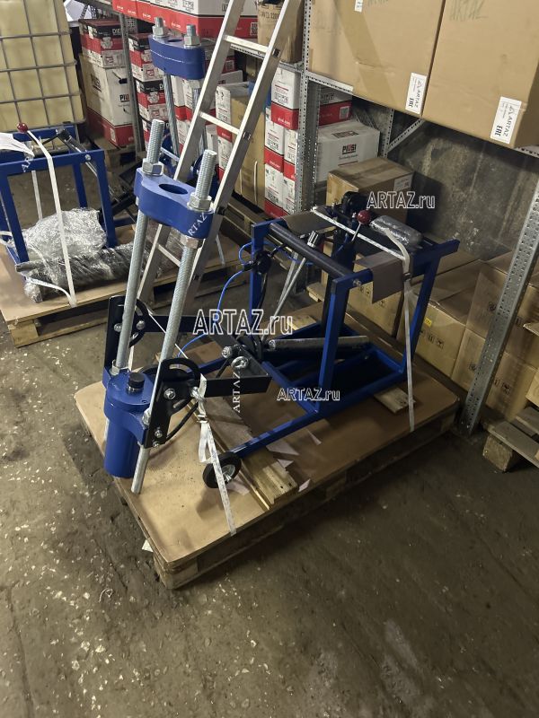 Выпрессовщик шкворней с встроенным ручным насосом и тележкой ВШ50-200 (ВШ50-200М)