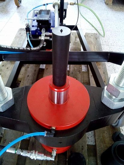 ARTAZ Пневмогидравлический выпрессовщик шкворней 80 т на тележке, рабочая зона 330×770 мм, HL-P-SC 80