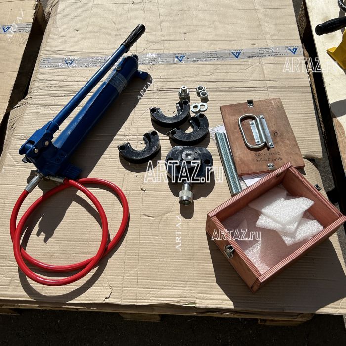 ARTAЗ гидравлический съемник пальцев рулевых тяг (выпрессовщик) 10 т, 70 МПа, с ручным насосом ВПРТ10-13-Рг