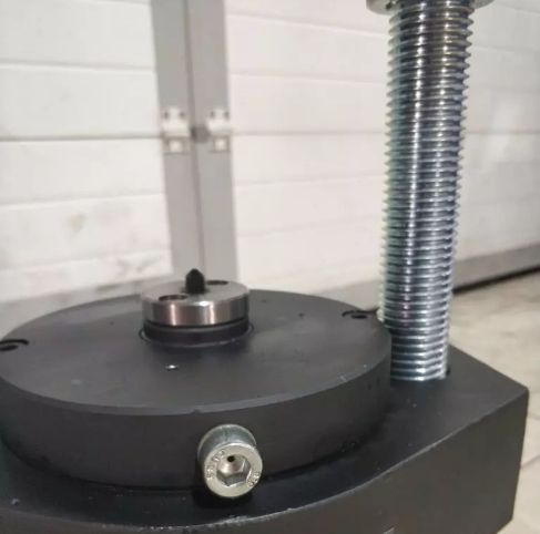 ARTAZ пневмогидравлический выпрессовщик шкворней для грузовиков ВШ30-150П, усилие 31 т, ход 110 мм, max Ø45 мм