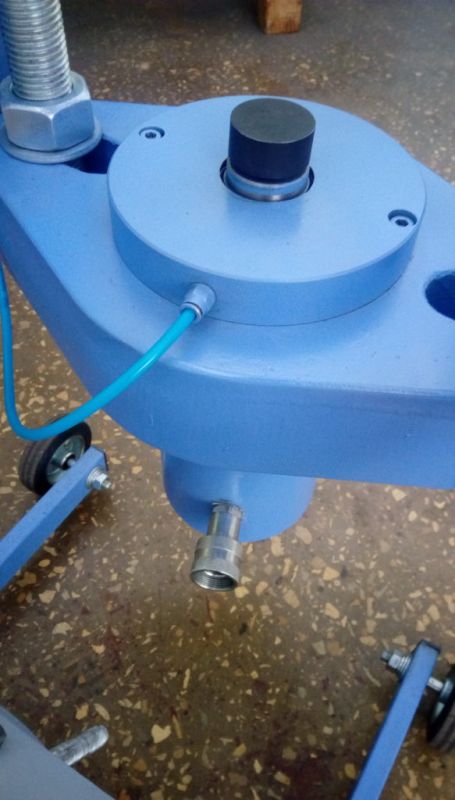 ARTAZ пневмогидравлический выпрессовщик шкворней для грузовиков ВШ70-200М, 77 т, на тележке, 420×200 мм