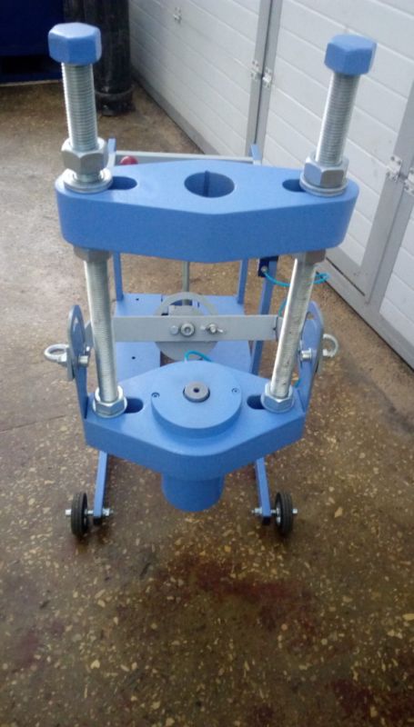 ARTAZ пневмогидравлический выпрессовщик шкворней для грузовиков ВШ70-200М, 77 т, на тележке, 420×200 мм