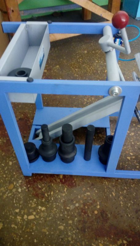 ARTAZ пневмогидравлический выпрессовщик шкворней для грузовиков ВШ70-200М, 77 т, на тележке, 420×200 мм