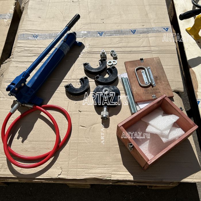 ARTAЗ гидравлический съемник пальцев рулевых тяг (выпрессовщик) 10 т, 70 МПа, с ручным насосом ВПРТ10-13-Рг