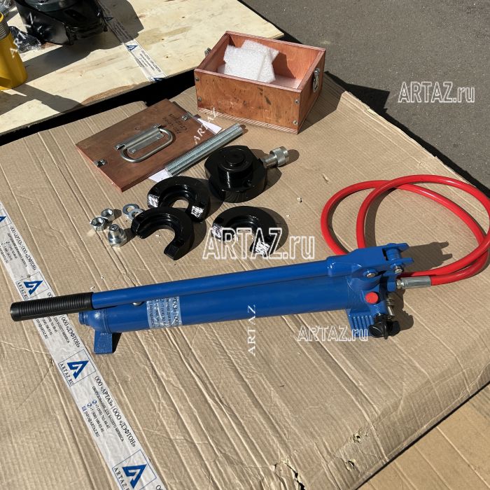 ARTAЗ гидравлический съемник пальцев рулевых тяг (выпрессовщик) 10 т, 70 МПа, с ручным насосом ВПРТ10-13-Рг