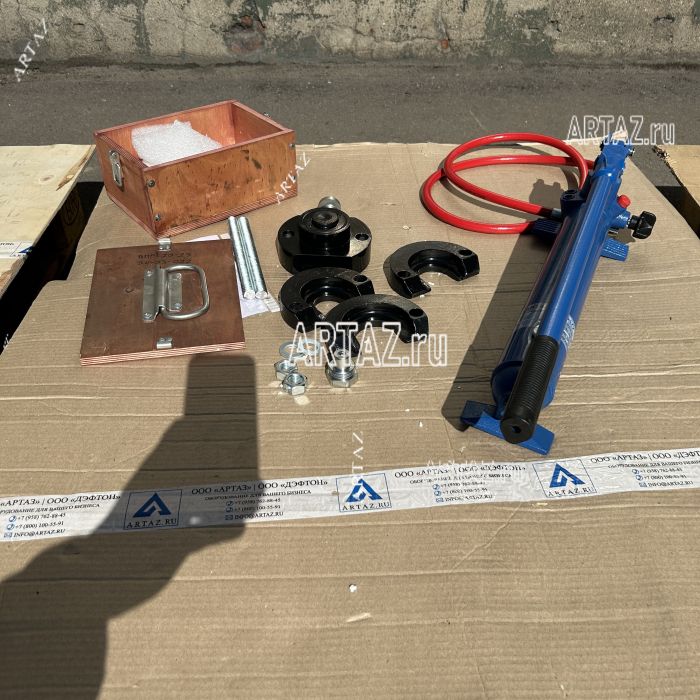 ARTAЗ гидравлический съемник пальцев рулевых тяг (выпрессовщик) 10 т, 70 МПа, с ручным насосом ВПРТ10-13-Рг