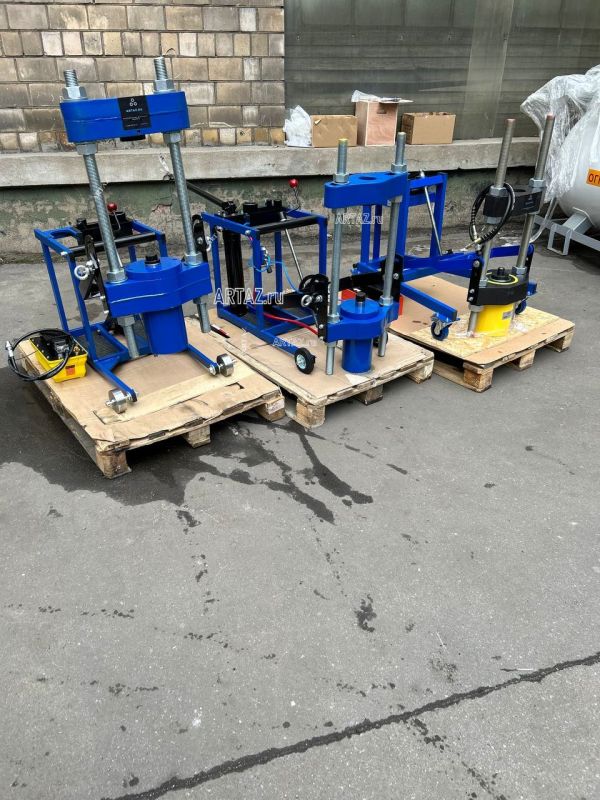 Выпрессовщик шкворней с встроенным ручным насосом и тележкой ВШ70-300 (ВШ70-300М)
