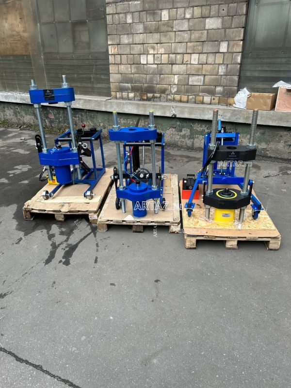 Выпрессовщик шкворней с встроенным ручным насосом и тележкой ВШ70-200 (ВШ70-200М)