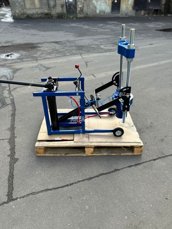 Выпрессовщик шкворней с встроенным ручным насосом и тележкой ВШ70-200 (ВШ70-200М)