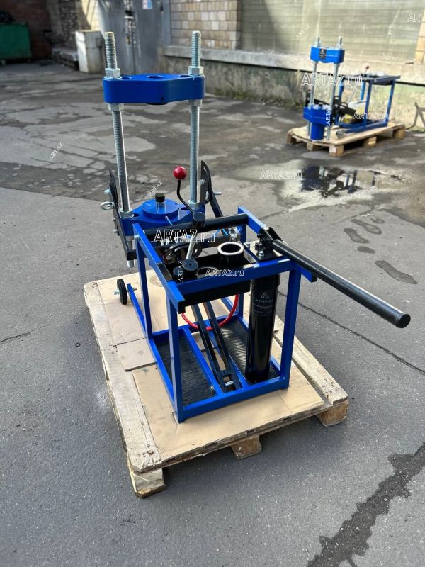 Выпрессовщик шкворней с встроенным ручным насосом и тележкой ВШ70-300 (ВШ70-300М)