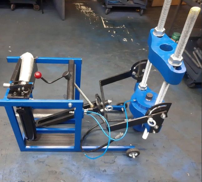 Выпрессовщик шкворней с встроенным ручным насосом и тележкой ВШ70-300 (ВШ70-300М)