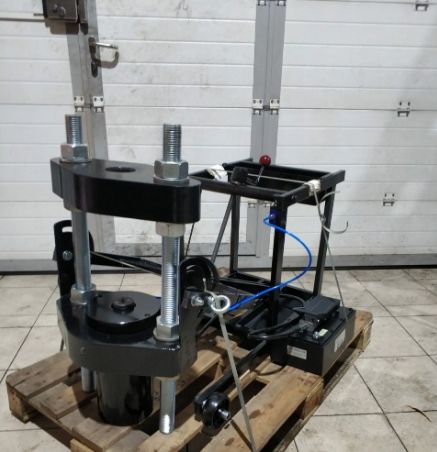 Выпрессовщик шкворней с встроенным ручным насосом и тележкой ВШ95-300 (ВШ95-300М)