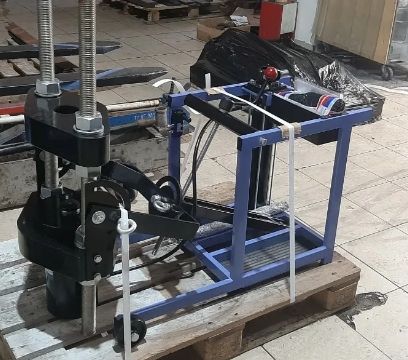 Выпрессовщик шкворней с встроенным ручным насосом и тележкой ВШ95-300 (ВШ95-300М)