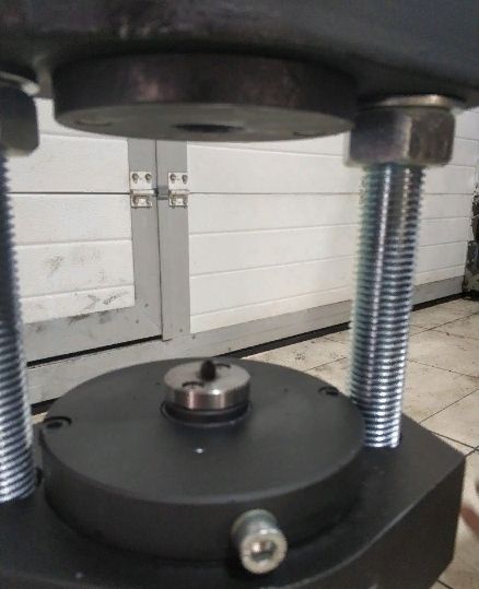 ARTAЗ гидравлический выпрессовщик пальцев траковых цепей ВПТ-50, 50 т, ход 150 мм, пневмовозврат