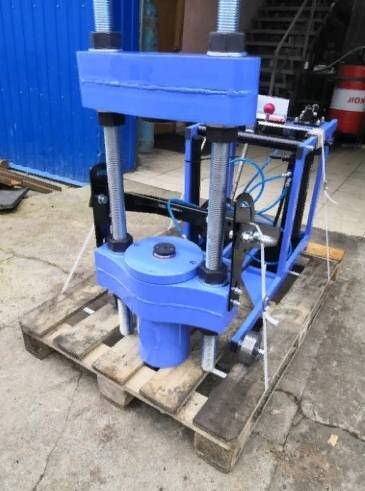 Выпрессовщик шкворней с пневмогидравлическим насосом и тележкой ВШ70-400 (ВШ70-400М)