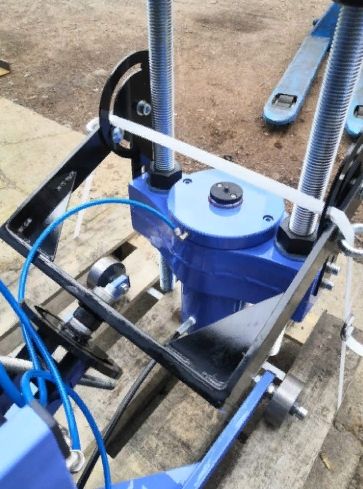 Выпрессовщик шкворней с встроенным ручным насосом и тележкой ВШ95-300 (ВШ95-300М)