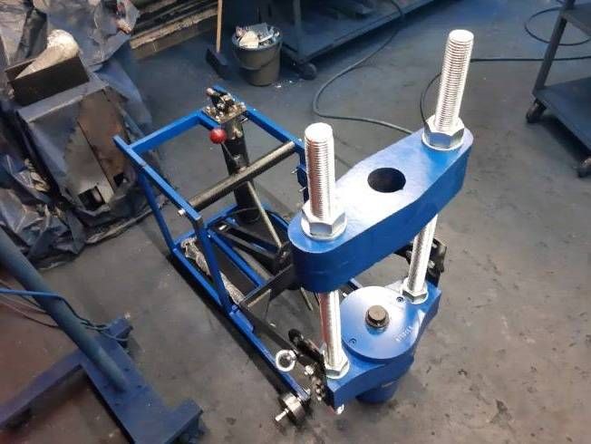 Выпрессовщик шкворней с встроенным ручным насосом и тележкой ВШ95-300 (ВШ95-300М)