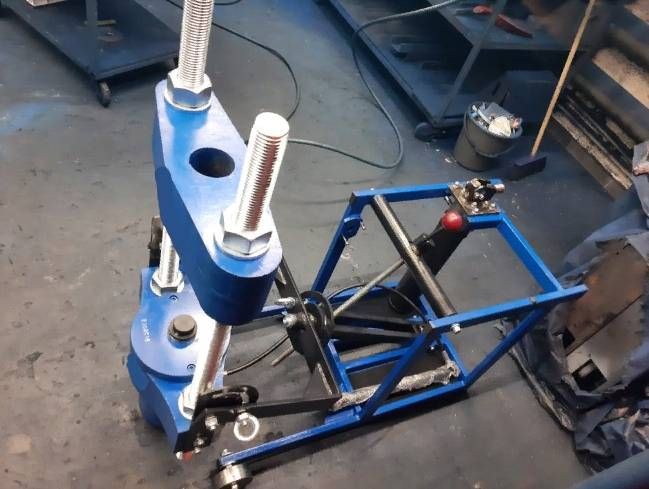 Выпрессовщик шкворней с встроенным ручным насосом и тележкой ВШ95-300 (ВШ95-300М)