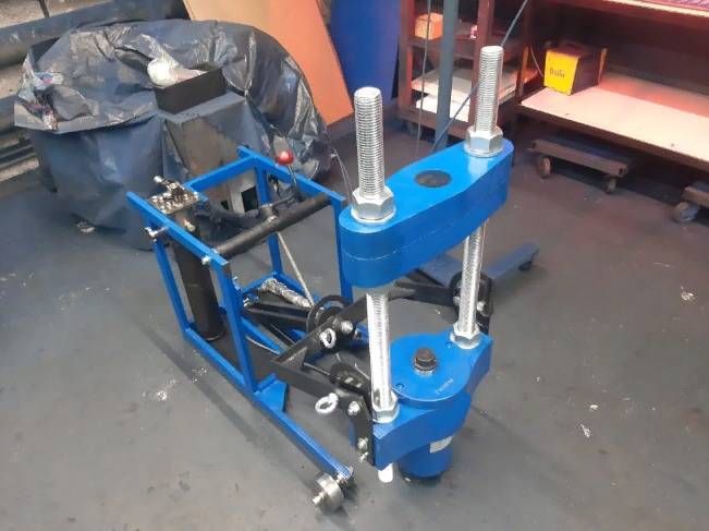 Выпрессовщик шкворней с встроенным ручным насосом и тележкой ВШ95-300 (ВШ95-300М)