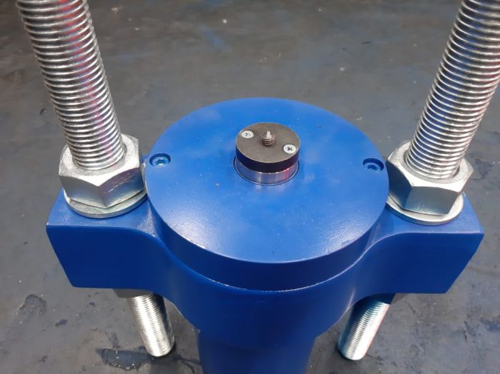 Выпрессовщик шкворней ARTAZ ВШ70-300П 77 т пневмогидравлический для грузовиков, рабочая зона 420×300 мм, педаль