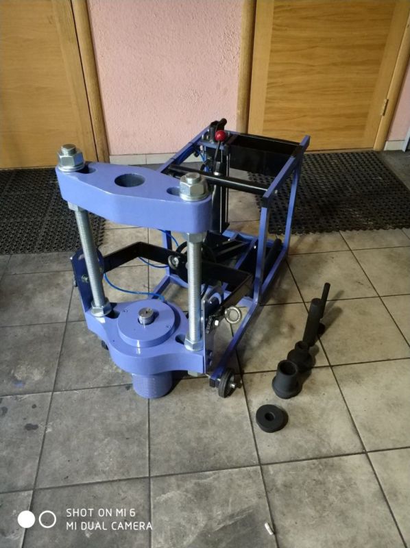 Выпрессовщик шкворней с встроенным ручным насосом и тележкой ВШ70-200 (ВШ70-200М)