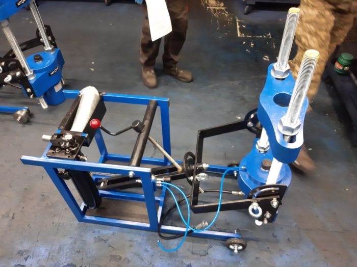 Выпрессовщик шкворней с встроенным ручным насосом и тележкой ВШ70-400 (ВШ70-400М)