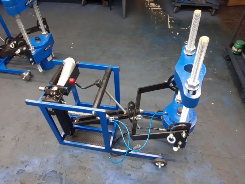 Выпрессовщик шкворней с встроенным ручным насосом и тележкой ВШ70-400 (ВШ70-400М)