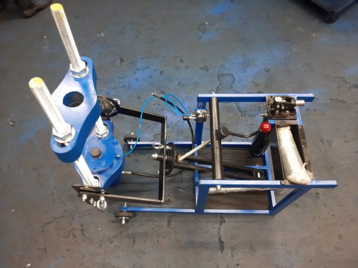 Выпрессовщик шкворней с встроенным ручным насосом и тележкой ВШ50-200 (ВШ50-200М)