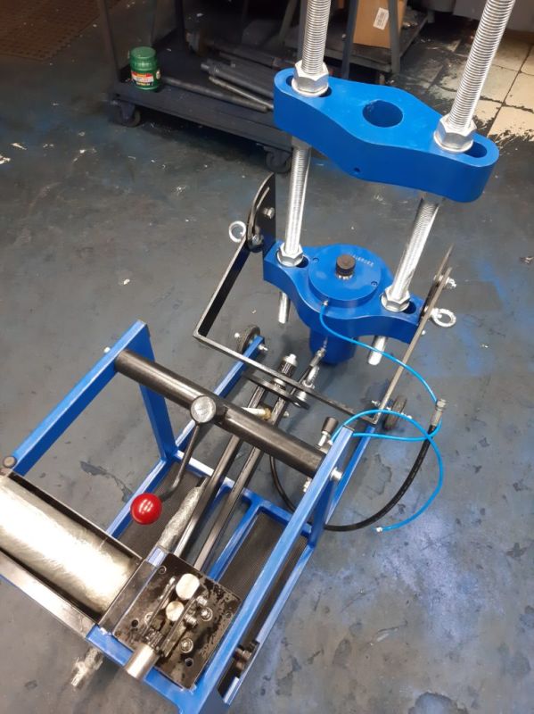 Выпрессовщик шкворней с встроенным ручным насосом и тележкой ВШ70-300 (ВШ70-300М)