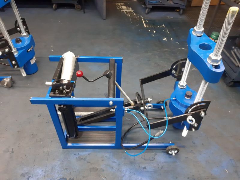 Выпрессовщик шкворней с встроенным ручным насосом и тележкой ВШ70-400 (ВШ70-400М)