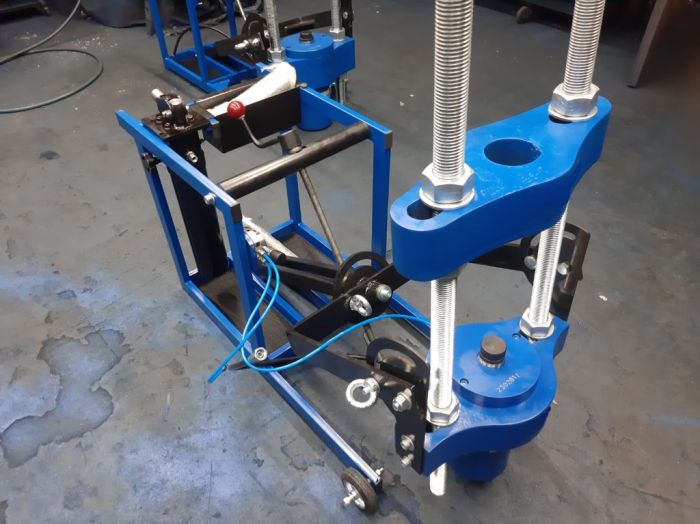 Выпрессовщик шкворней с встроенным ручным насосом и тележкой ВШ70-400 (ВШ70-400М)