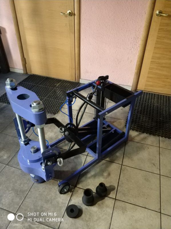 Выпрессовщик шкворней с встроенным ручным насосом и тележкой ВШ70-400 (ВШ70-400М)