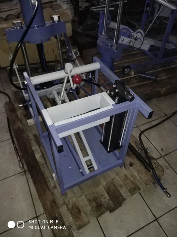 Выпрессовщик шкворней с встроенным ручным насосом и тележкой ВШ70-400 (ВШ70-400М)