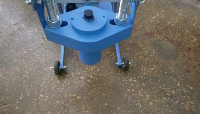 Выпрессовщик шкворней с встроенным ручным насосом и тележкой ВШ70-200 (ВШ70-200М)