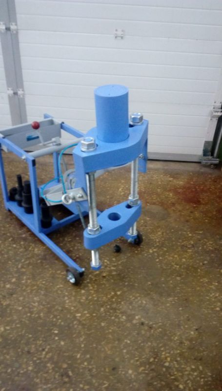 Выпрессовщик шкворней с встроенным ручным насосом и тележкой ВШ70-200 (ВШ70-200М)