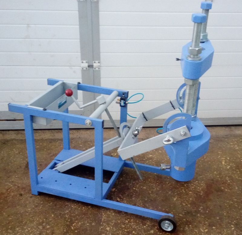 Выпрессовщик шкворней с встроенным ручным насосом и тележкой ВШ70-200 (ВШ70-200М)