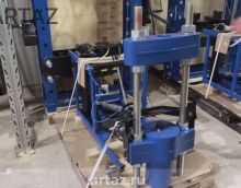 Выпрессовщик шкворней 100 тонн ВШ95-300М с ручным насосом на тележке