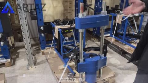 Выпрессовщик шкворней 100 тонн ВШ95-300М с ручным насосом на тележке