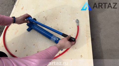 Насос гидравлический ручной объемом 1,5 литра до 700 бар РГН -1.5